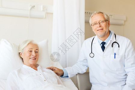 医学,龄,支持,保健人的医生探视欢呼的老妇女躺医院病房的床上图片