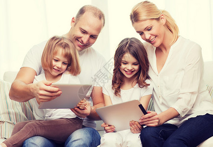 家庭wifi家庭,孩子,技术,金钱家庭微笑的家庭两个小女孩家里平板电脑电脑背景