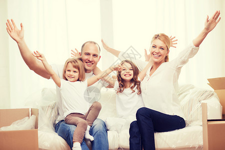 家庭,孩子,住宿家庭微笑的父母两个小女孩新家挥手图片