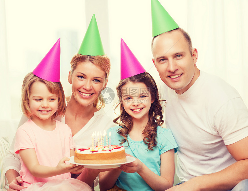 庆祝,家庭,假日生日的幸福的家庭与两个孩子戴着帽子,家里蛋糕图片