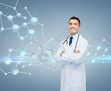 化学,生物学,人医学微笑的男医生穿着白色外套,灰色背景上的分子公式图片