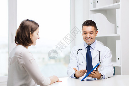 医学,保健,技术人的微笑医生妇女与平板电脑电脑电脑会议诊所图片