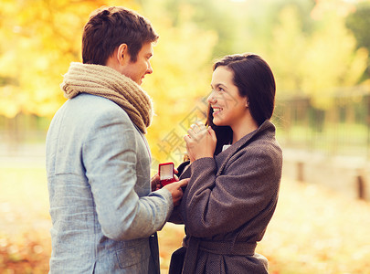 爱,关系,家庭人的微笑夫妇与红色礼品盒秋季公园图片