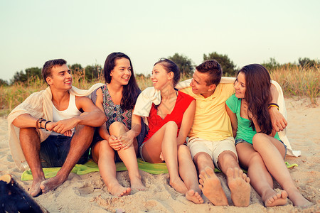 友谊,暑假,假期,手势人的群微笑的朋友坐海滩上图片