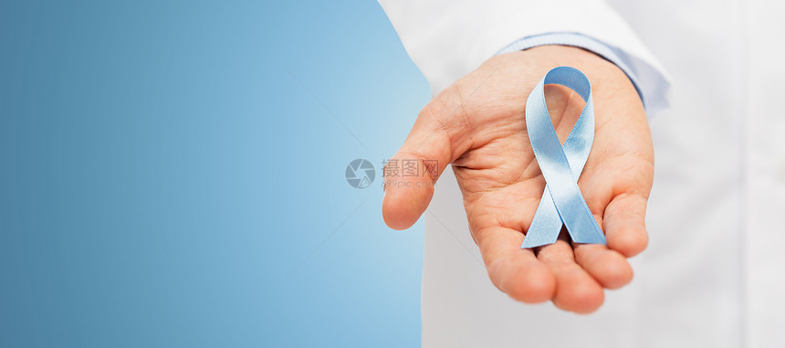 近距离的男医生手握天蓝色前列腺癌意识丝带图片