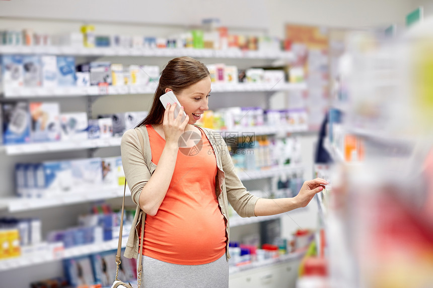 快乐的孕妇打电话给智能手机选择药物药房图片