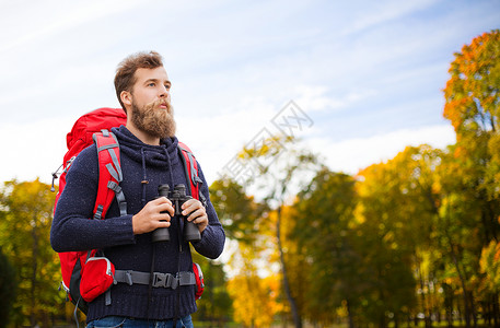 冒险,旅行,旅游,徒步旅行人的男人红色背包双目自然背景图片