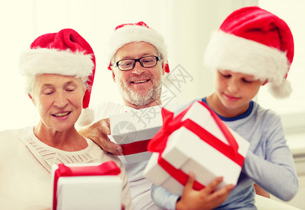 幸福的家庭圣诞老人图片