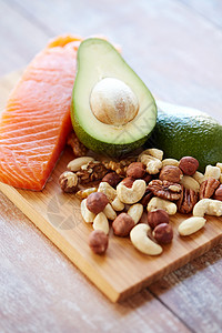健康饮食,蛋白质饮食烹饪鲑鱼鱼片,鳄梨坚果桌子上图片
