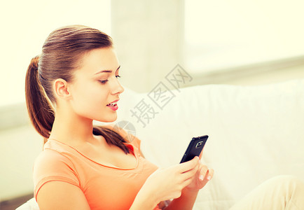 家里,通讯互联网女人坐沙发上,家里智能手机图片