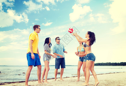 暑假,假期,快乐的人的群朋友海滩上玩得很开心图片
