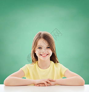 童,幸福,教育,学校人的美丽的小女孩坐桌子上的绿色黑板背景图片