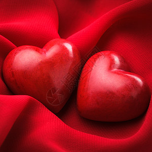 红色纺品上的两颗情人节心情人节的图片
