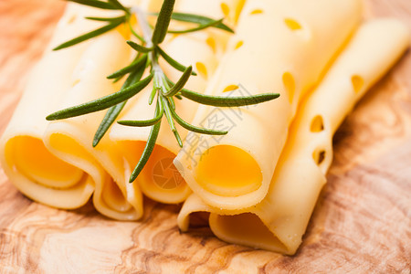 杜桑西地块木板上的Provolidolce奶酪片背景