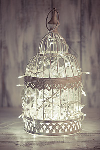 白色鸟笼里的诞灯装饰图片