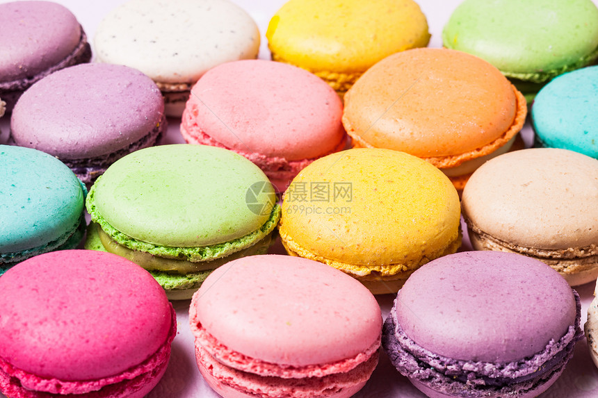 五颜六色的马卡龙法国甜点背景图片