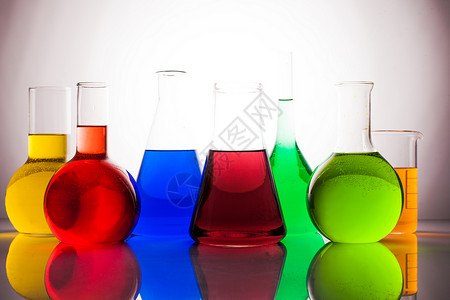 实验室璃彩虹色液体,化学静物图片