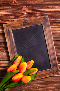 郁金香与黑板木制背景图片