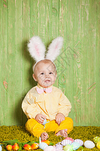 小男孩像复活节兔子样图片