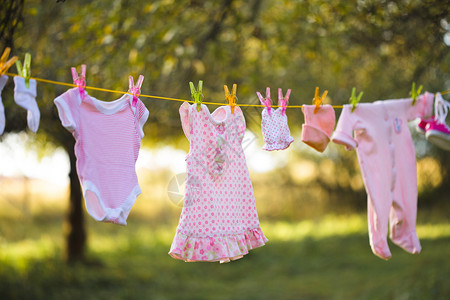 粉红色的婴儿花园里户外穿婴儿服装图片