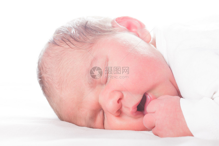 五天大的婴儿,睡白色的图片