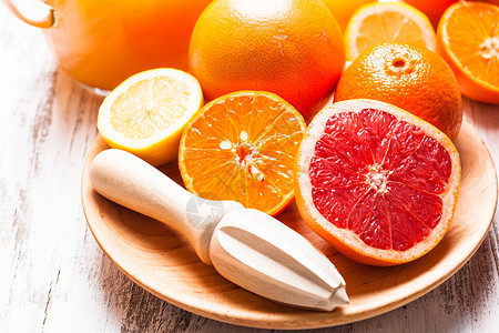 早餐柑橘汁的准备带水果的木制柑橘铰刀橘汁高清图片