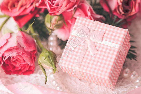粉红色的盒子,小礼物花粉红色的盒子图片
