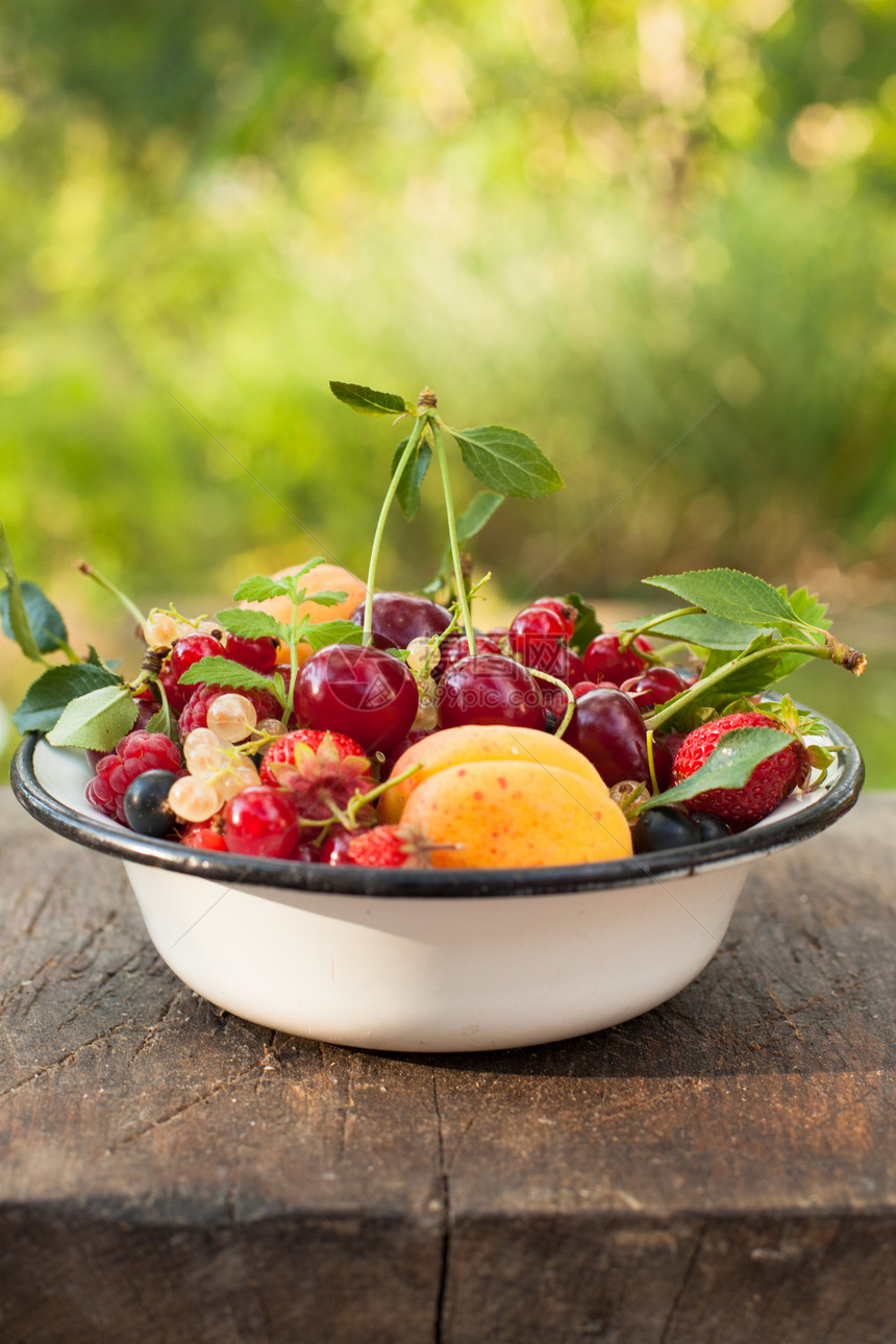 木制桌子上漆成金属碗的夏季水果夏天的水果图片