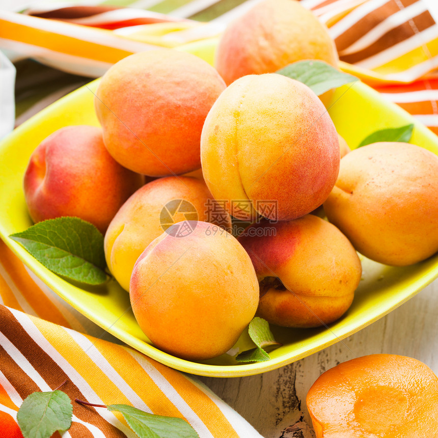 桌上碗里的肉质杏子图片
