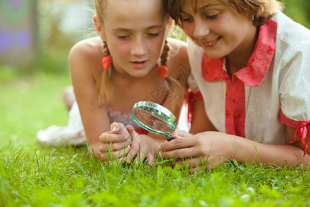 孩子花园里玩放大镜带放大镜的孩子图片