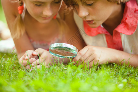 孩子花园里玩放大镜带放大镜的孩子图片