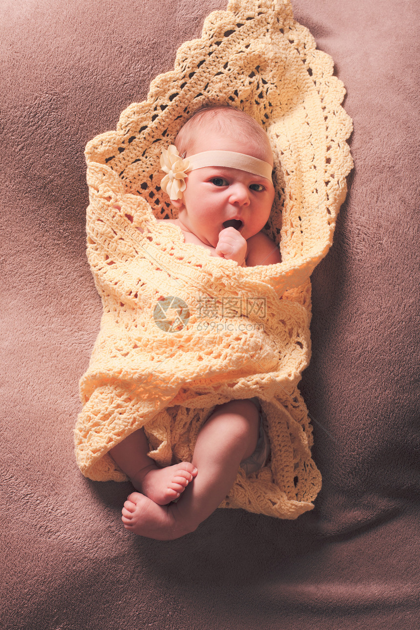 钩针毯子上的新生女婴刚出生的女婴图片