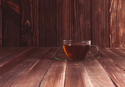 木制桌子上的杯茶图片