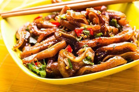 猪耳朵碗里的中国辛辣食物图片