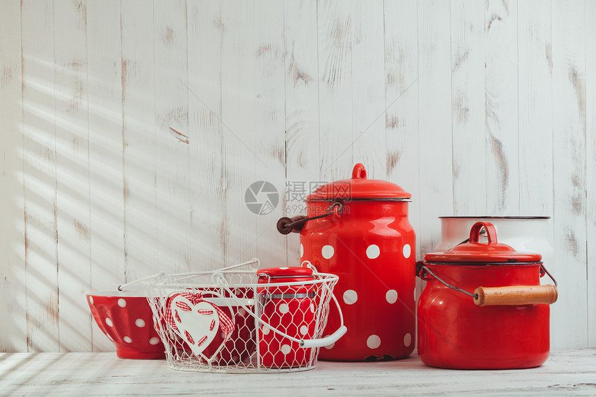 红色波尔卡点老式厨房用具上的白色塔贝图片