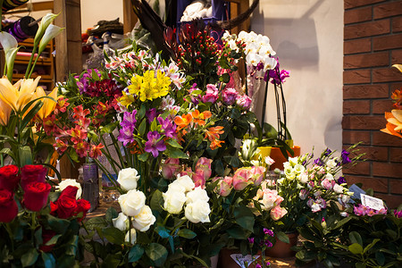 花卉市场美丽的鲜花花瓶出售高清图片