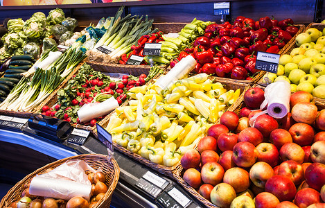 春季市场上的新鲜蔬菜,各种素食食品图片
