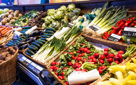 春季市场上的新鲜蔬菜,各种素食食品图片