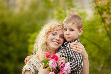 妈妈带着儿子鲜花参加母亲节图片