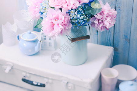 蓝色复古罐上的花白色复古袋厨房陶器上图片