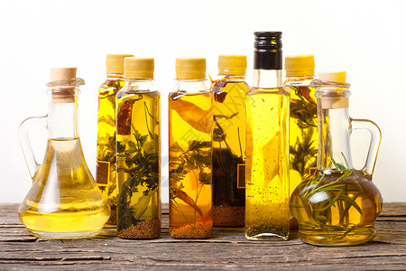 各种辛辣油与草药香料相同的瓶子白色背景图片