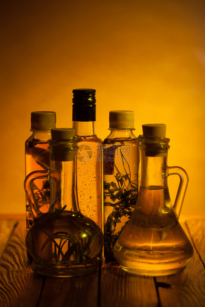 各种辛辣油与草药香料相同的瓶子图片