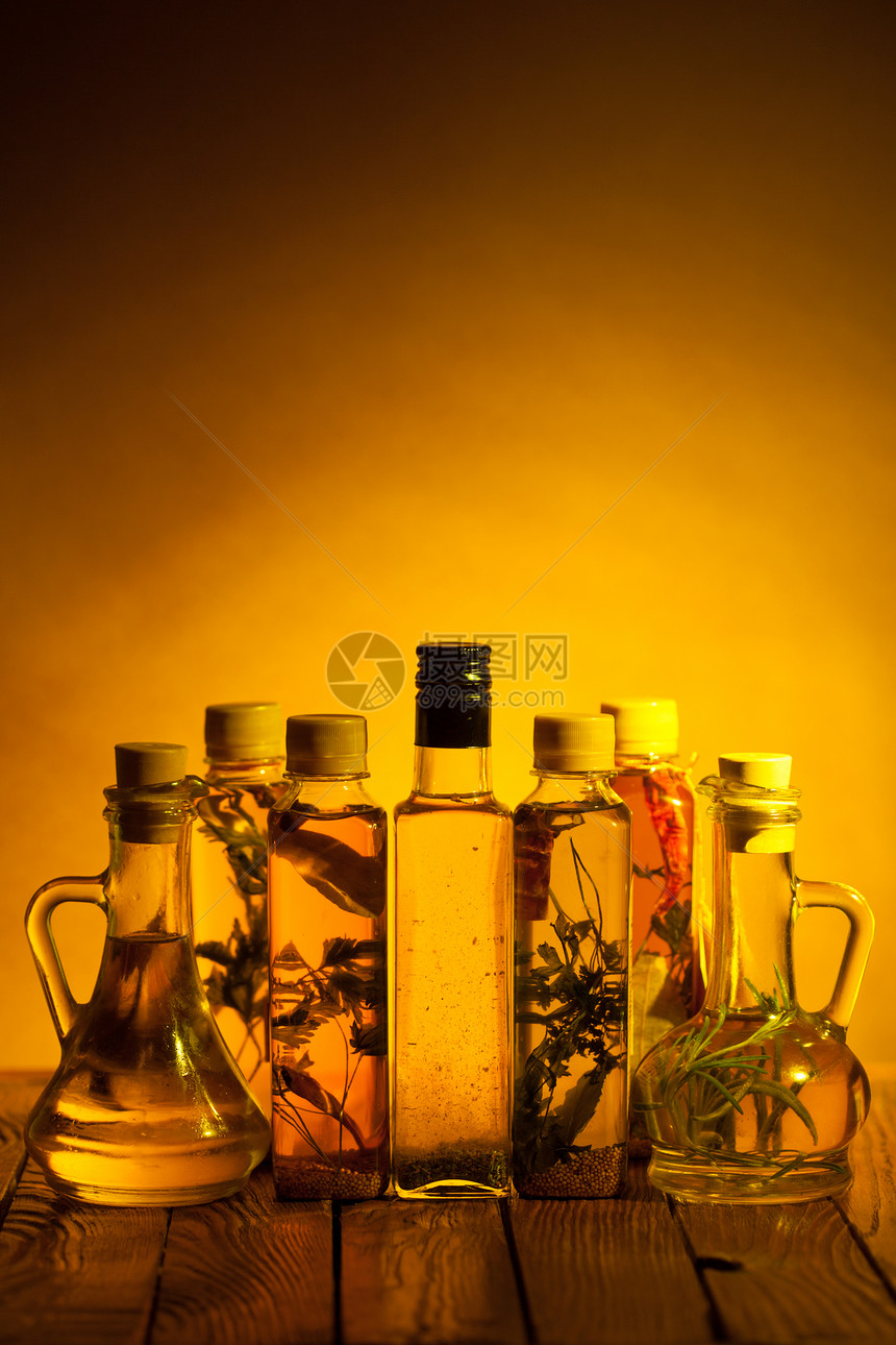 各种辛辣油与草药香料同的瓶子图片