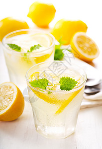 杯柠檬水,木桌上新鲜水果图片