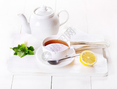 杯茶茶壶,木板上柠檬薄荷图片