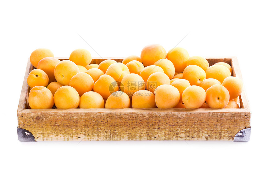 白色背景上木箱中的新鲜杏子图片