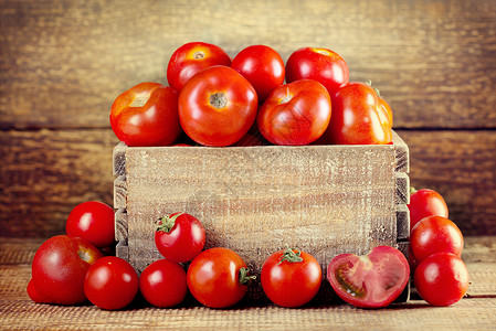 木箱里的新鲜西红柿图片