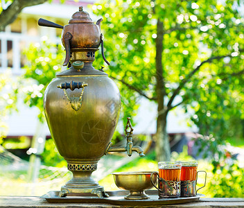 传统的俄罗斯茶与萨莫瓦尔花园图片