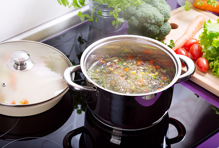 厨房炊具里的锅蔬菜汤图片