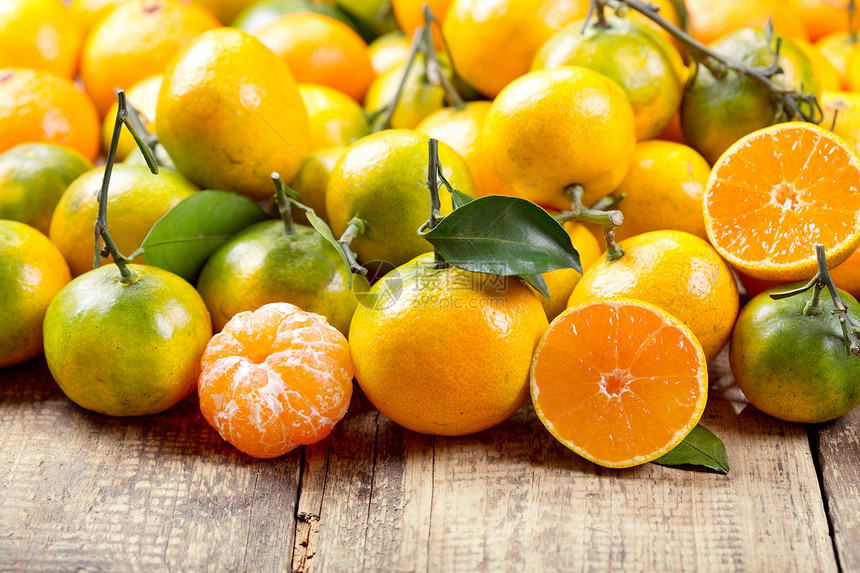 新鲜的橘子水果,木桌上叶子图片